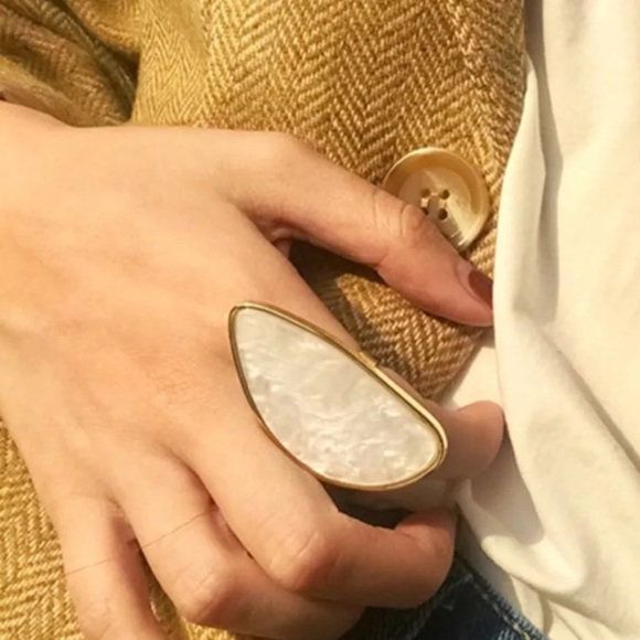 Geometric Oversized Faux Pearl Resin Ring - Picture 4 of 9